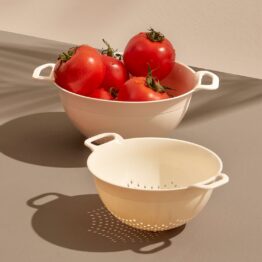 Kurn 1,2l värviline, SKU 10232. Plastikust köögikurn toidu kurnamiseks.